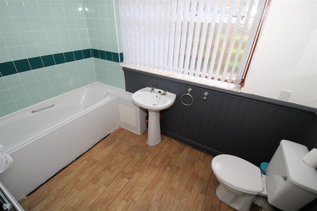 Property photo 2 of 6 4 Bv - Bathroom.Jpg