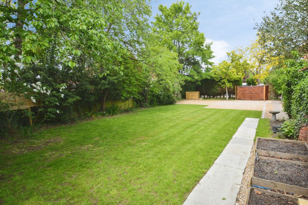 Property photo 2 of 24 Garden