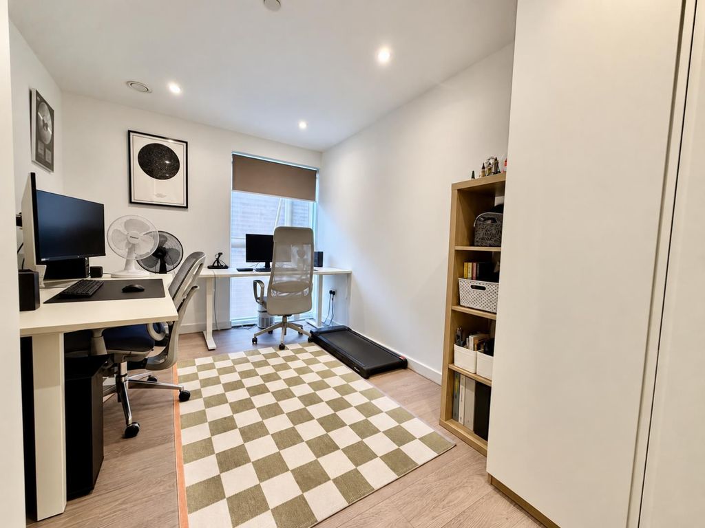 Property photo 3 of 8 Office