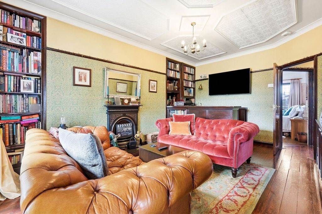 Property photo 3 of 16 Lounge