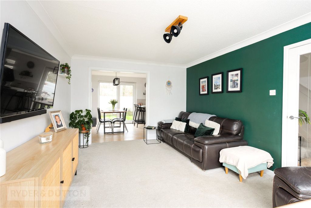 Property photo 3 of 22 Lounge