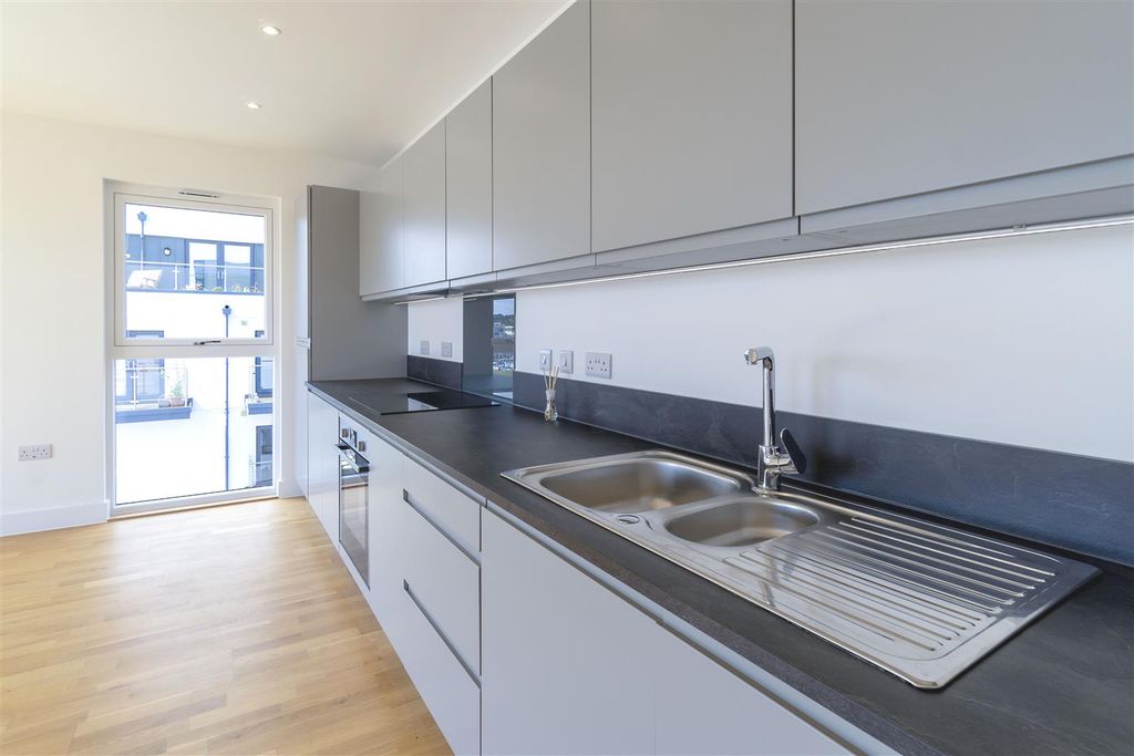 Property photo 3 of 10 Kitchen.Jpg