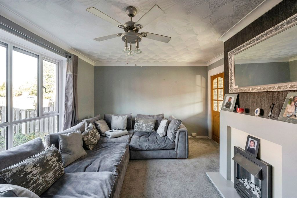 Property photo 2 of 18 Lounge