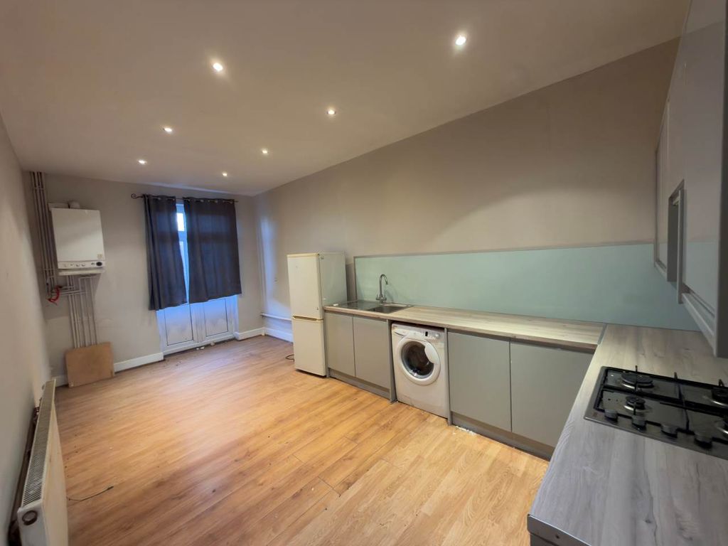 Property photo 2 of 7 Kitchen