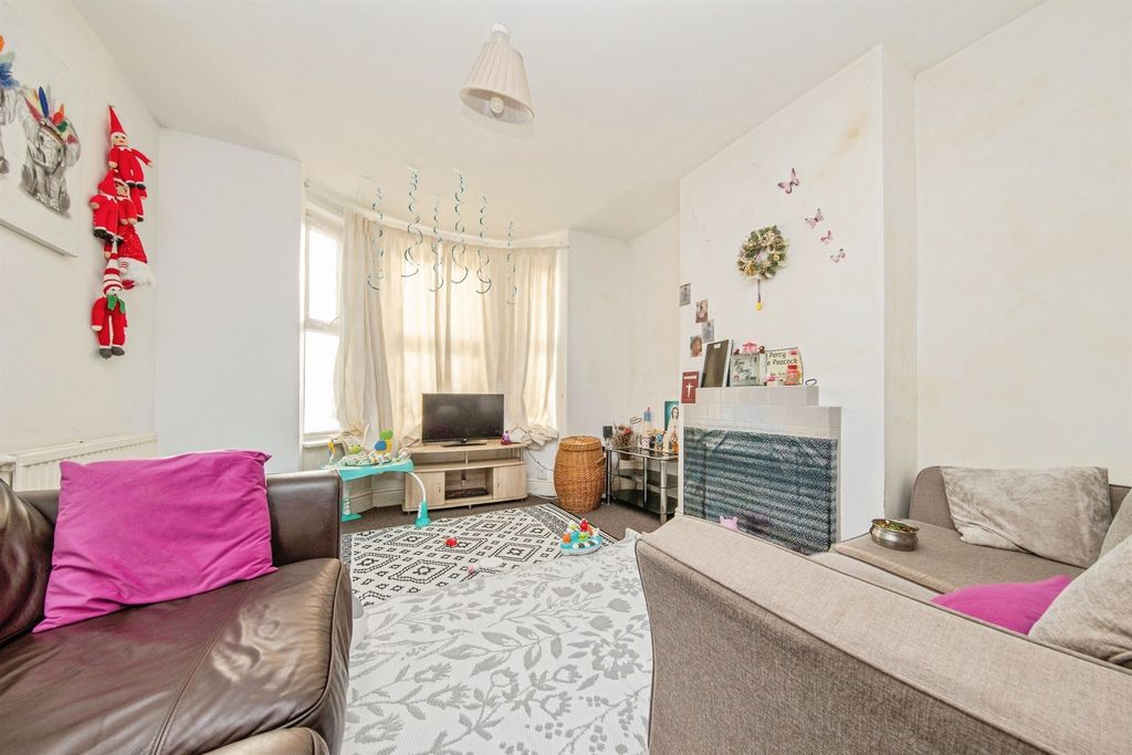 Property photo 2 of 11