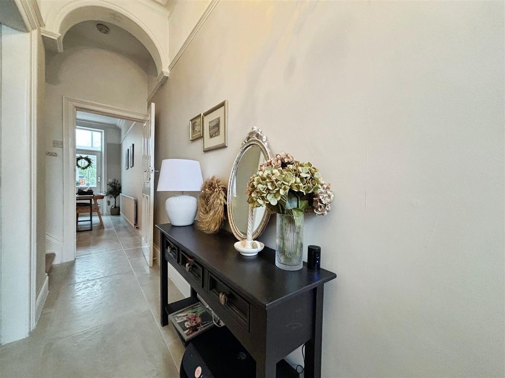 Property photo 2 of 37 Entrance Hall