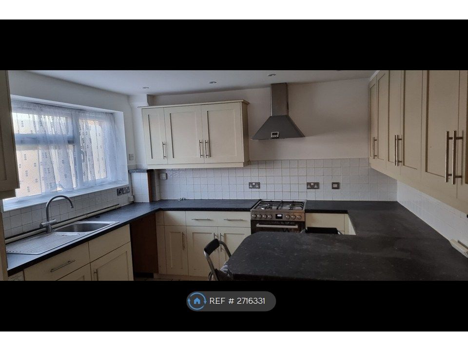 Property photo 3 of 8 Kitchen