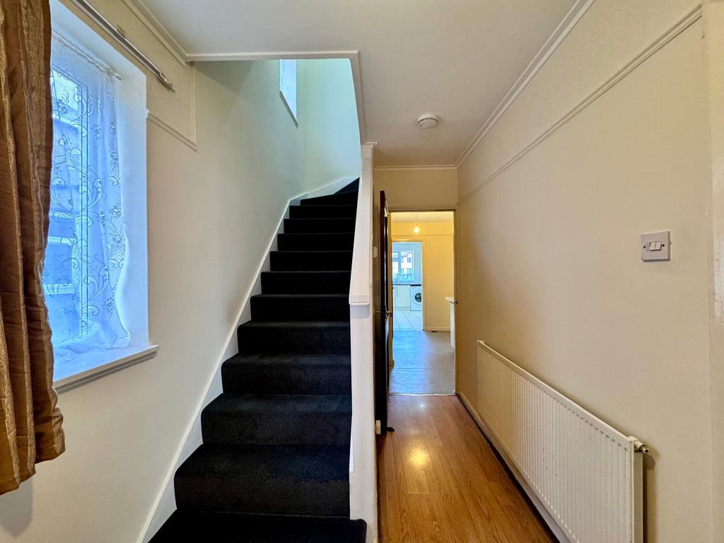 Property photo 2 of 17 5 Fernwood Ave (11)