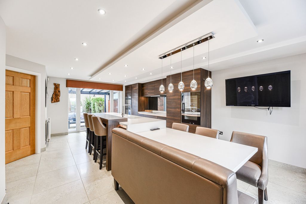 Property photo 2 of 23