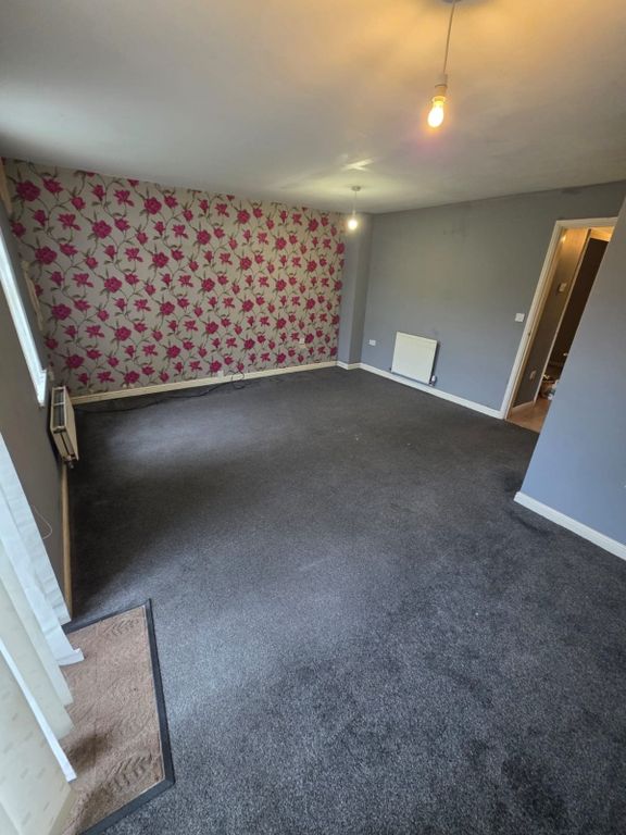 Property photo 3 of 14 F70B837A-4A6B-42A5-8085-97A18d4776B7