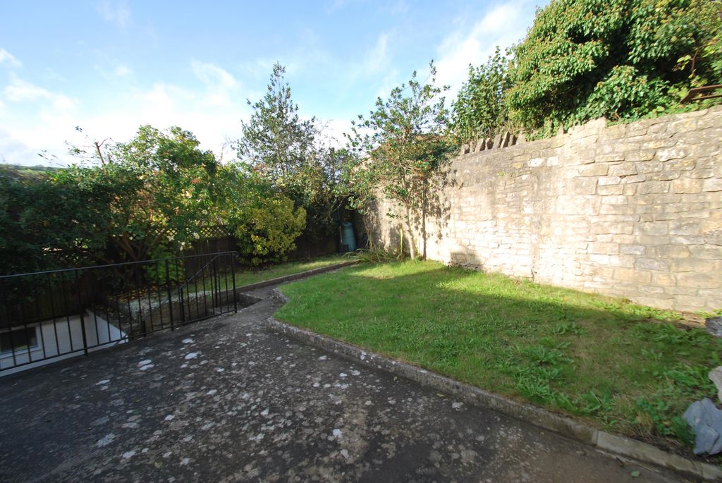 Property photo 2 of 9 Garden