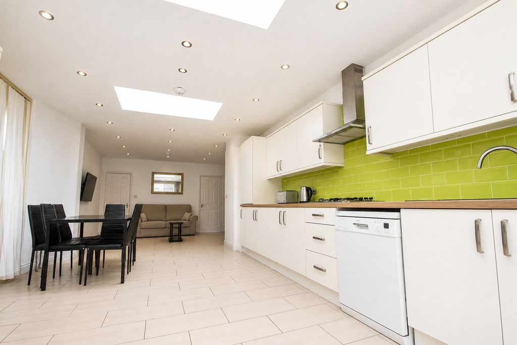 Property photo 2 of 11 Approach