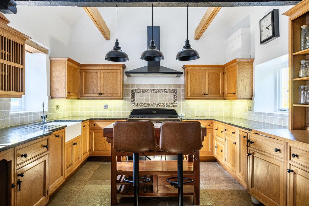 Property photo 3 of 17 Kitchen
