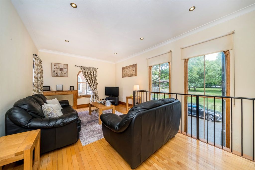 Property photo 2 of 8