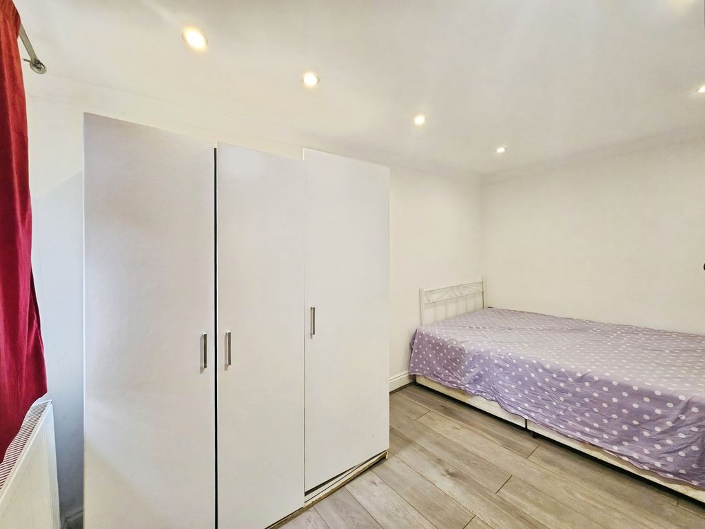 Property photo 2 of 5 Bedroom