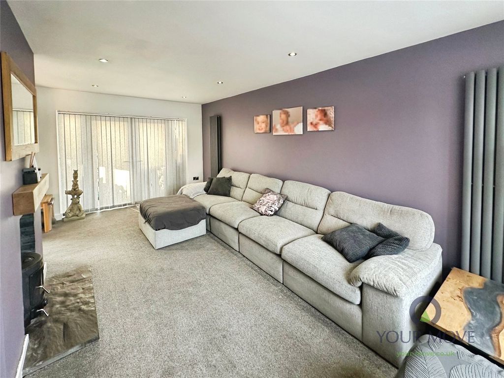 Property photo 3 of 18 Lounge
