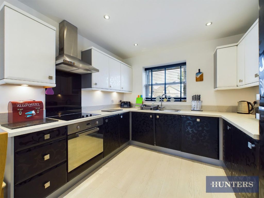 Property photo 3 of 19 Kitchen