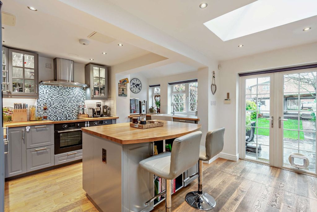 Property photo 2 of 17 Kitchen Breakfast