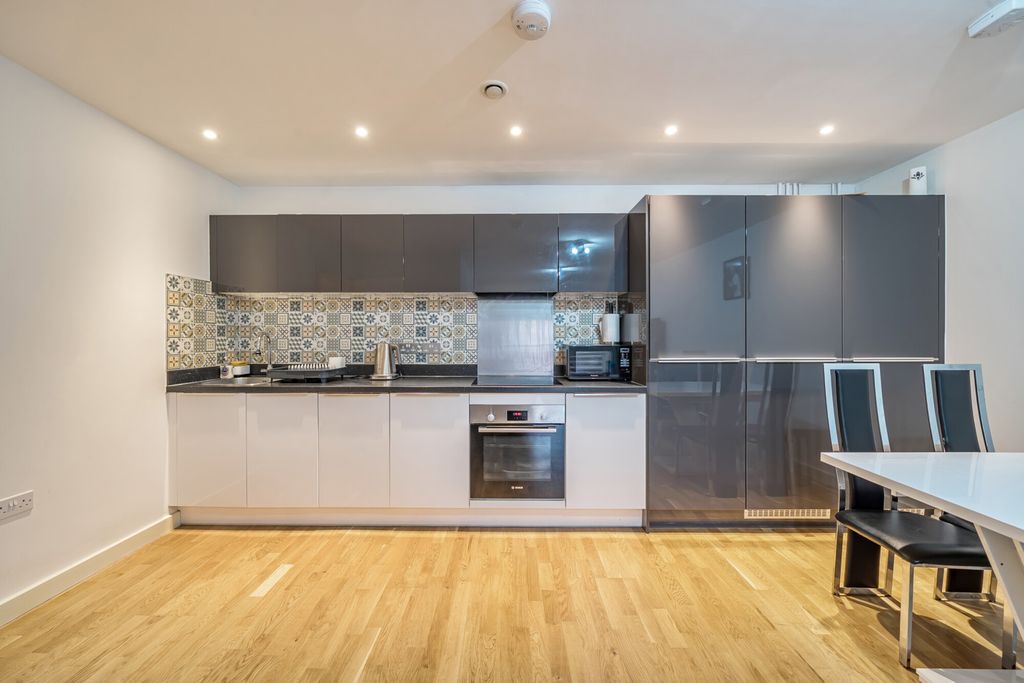 Property photo 2 of 20 1374649-11-6904De...