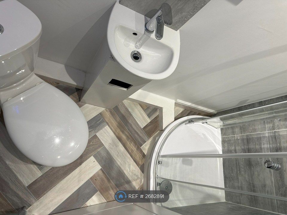 Property photo 2 of 5 Bedroom With Ensuite And Kitchenette