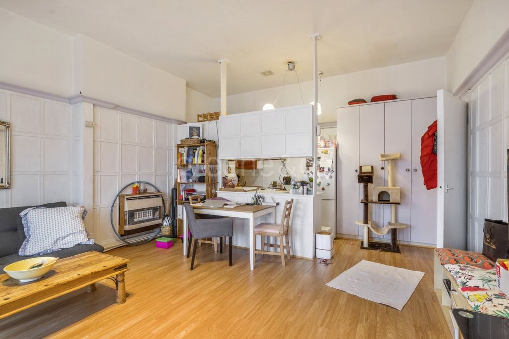 Property photo 3 of 11 4
