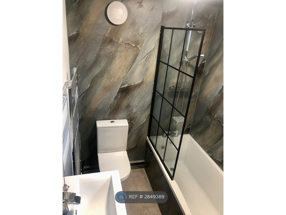 Property photo 3 of 10 Family Bathroom