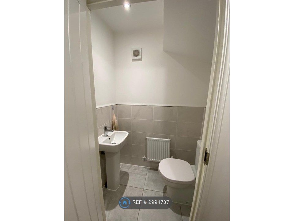 Property photo 3 of 17 Toilet