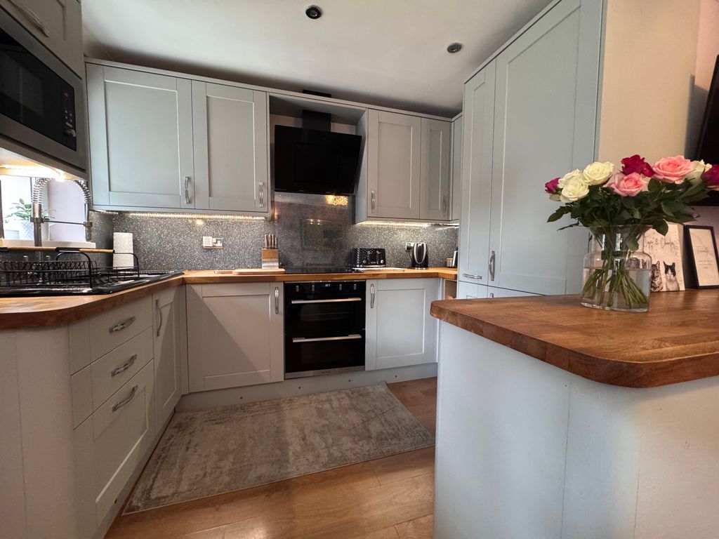 Property photo 3 of 18 Kitchen