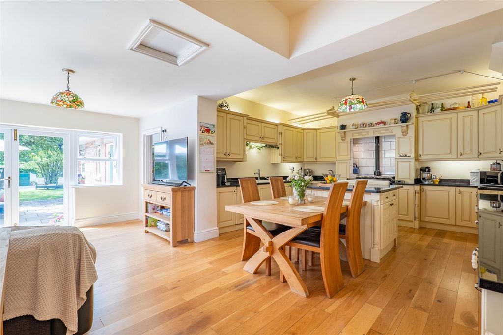 Property photo 3 of 38 Kitchen/Breakfast Room
