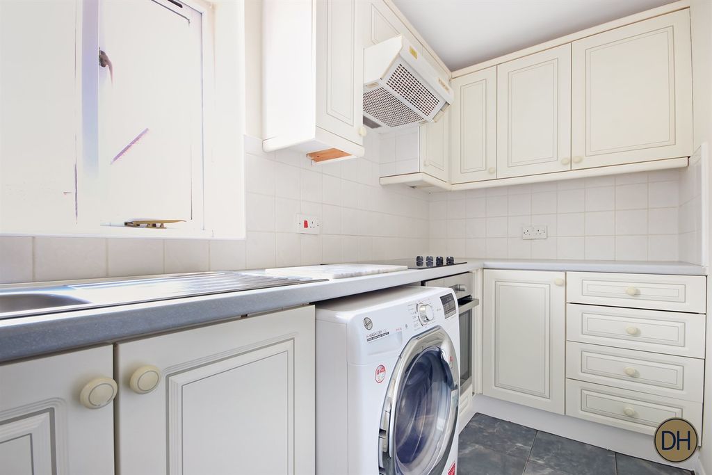 Property photo 3 of 13 Acacia Court