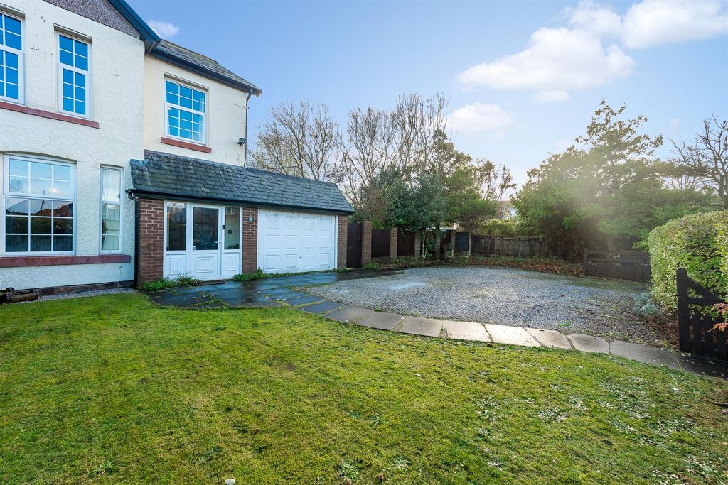 Property photo 2 of 29 Front Garden