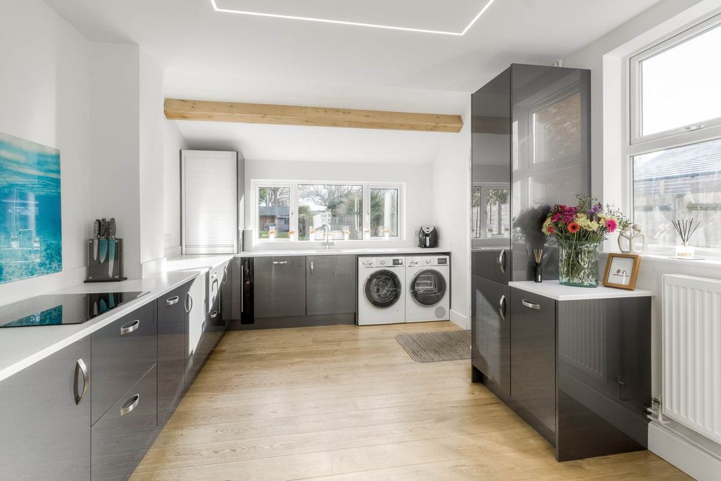 Property photo 2 of 31