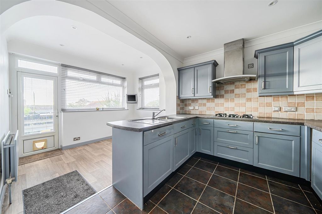 Property photo 2 of 16 1384230-11-6924623De9c99.Jpg