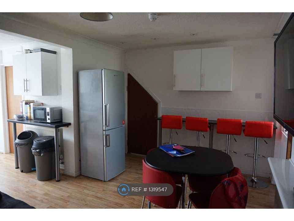 Property photo 3 of 7 Kitchen/Lounge