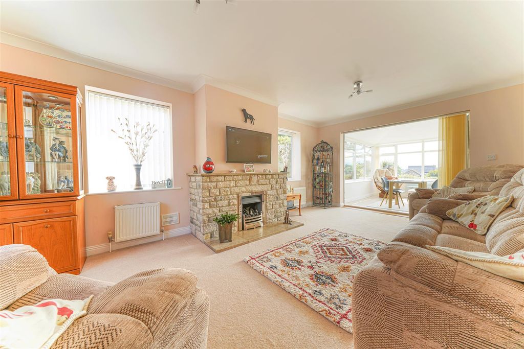 Property photo 2 of 24 Livingroom Valley.Png