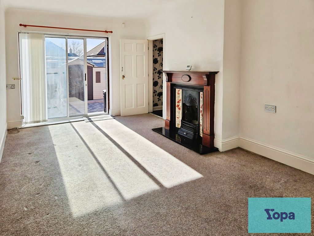 Property photo 3 of 19 Lounge