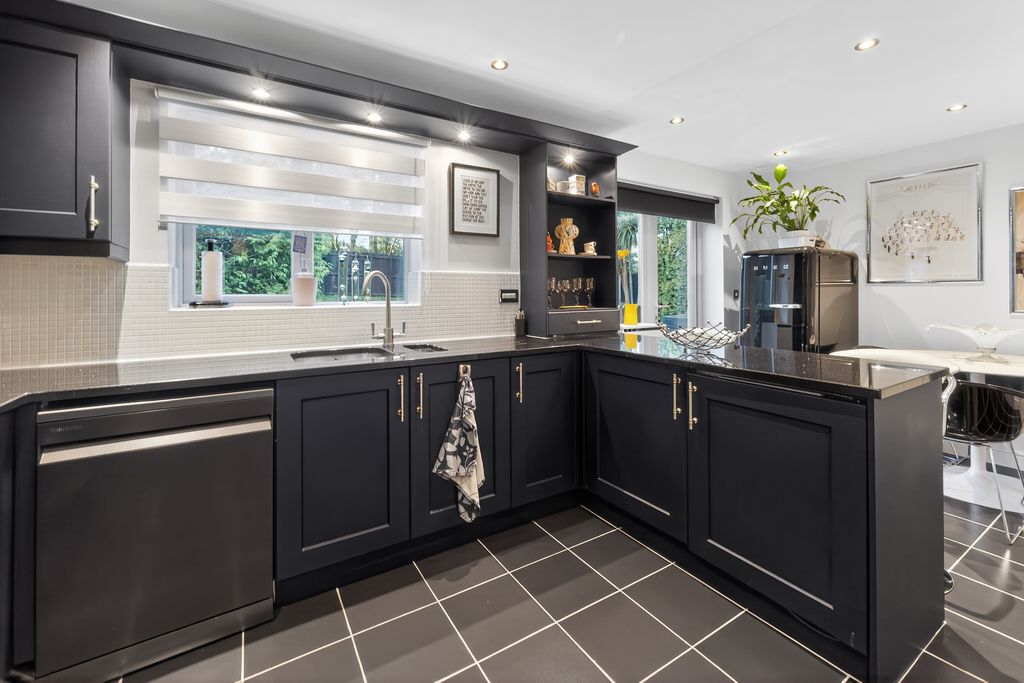 Property photo 3 of 21 Kitchen