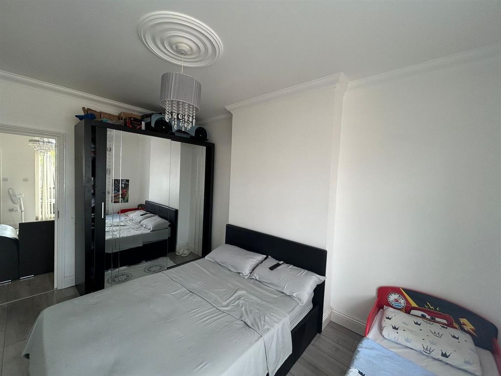 Property photo 2 of 8 49A Green Lanes (3).Jpeg