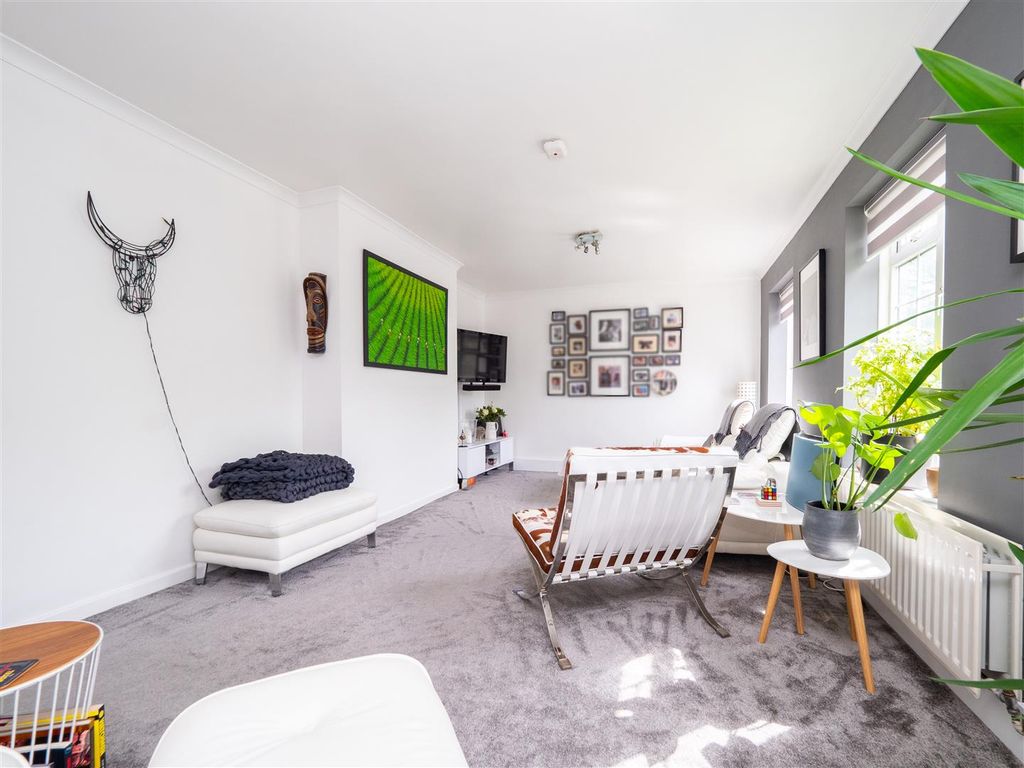 Property photo 3 of 8 Farnhamc16-003.Jpg