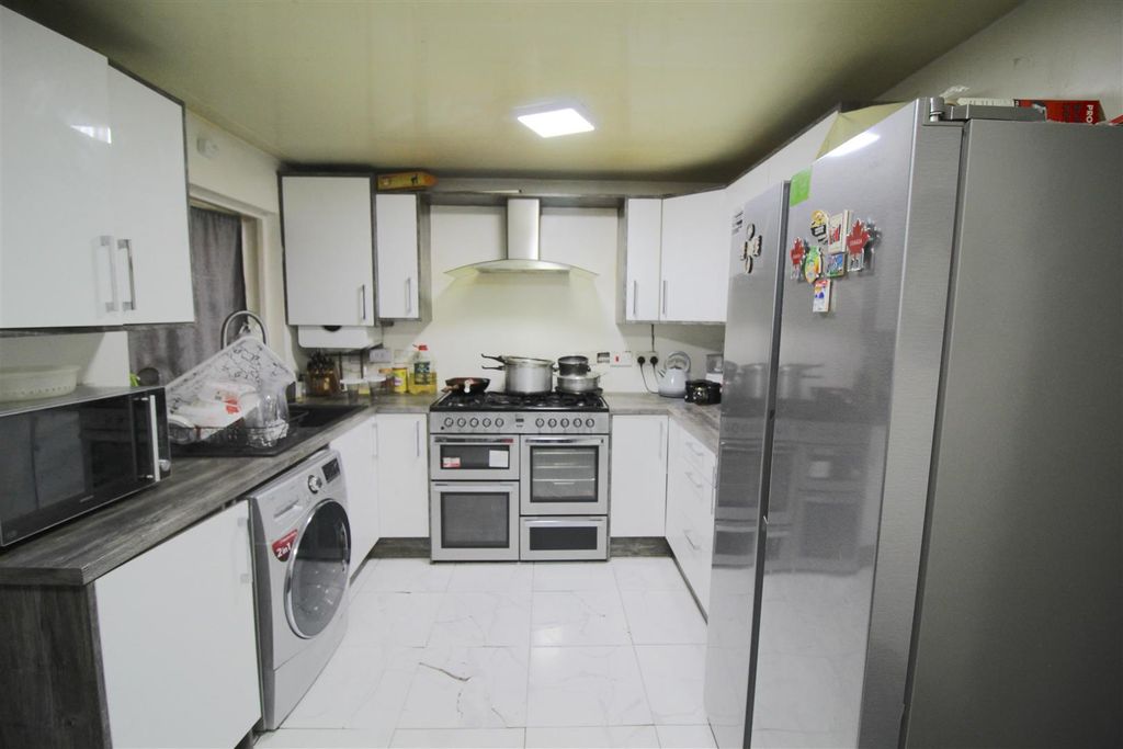 Property photo 3 of 7 Kitchen