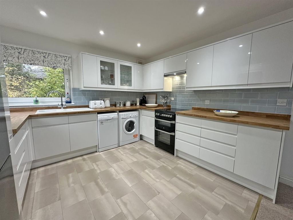 Property photo 3 of 17 Kitchen