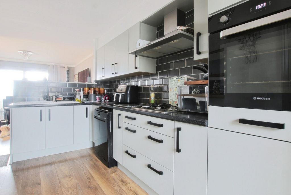 Property photo 2 of 14 4657365