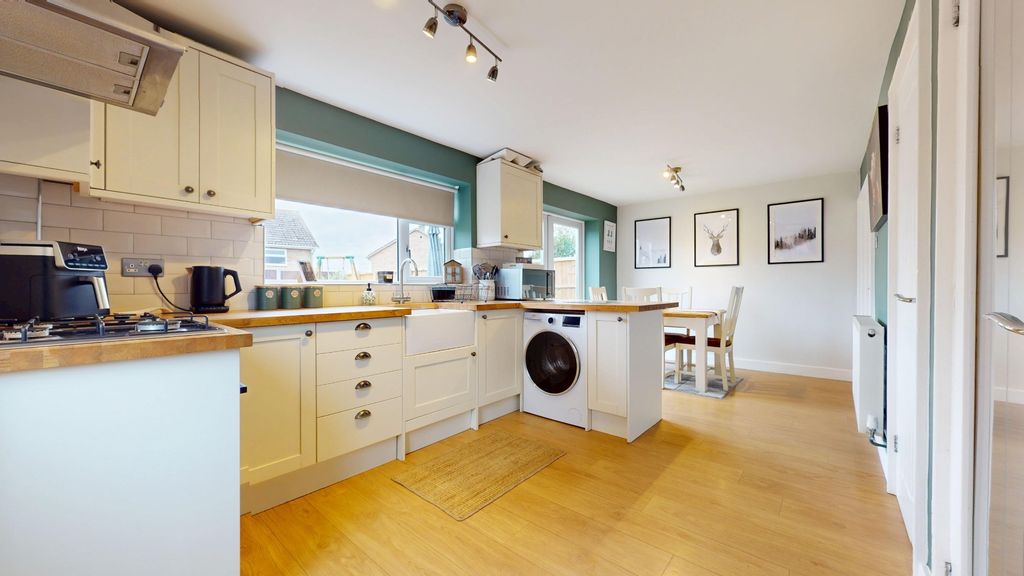 Property photo 3 of 18 4391876