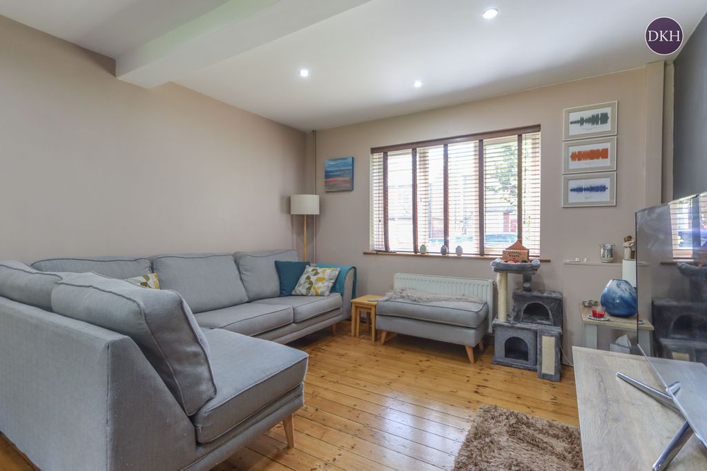 Property photo 3 of 17 Photo 02