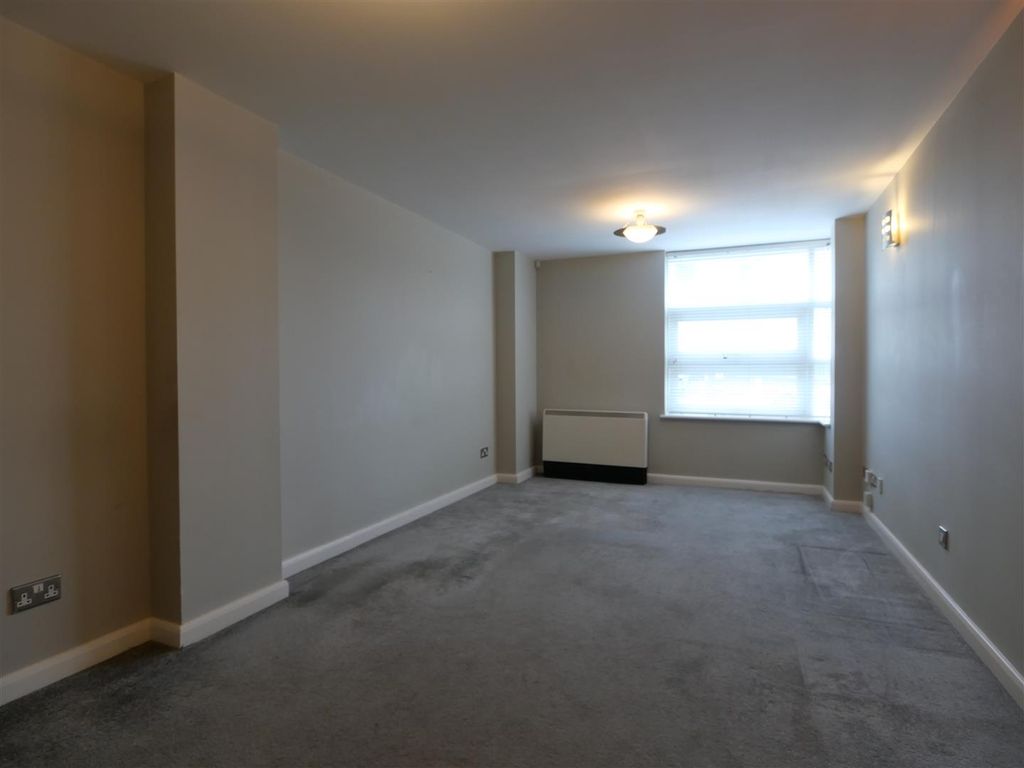 Property photo 3 of 11 Lounge.Png