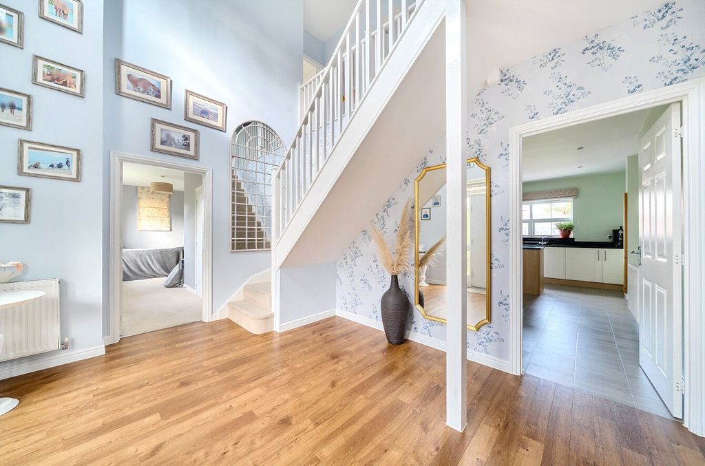 Property photo 3 of 14 Hallway