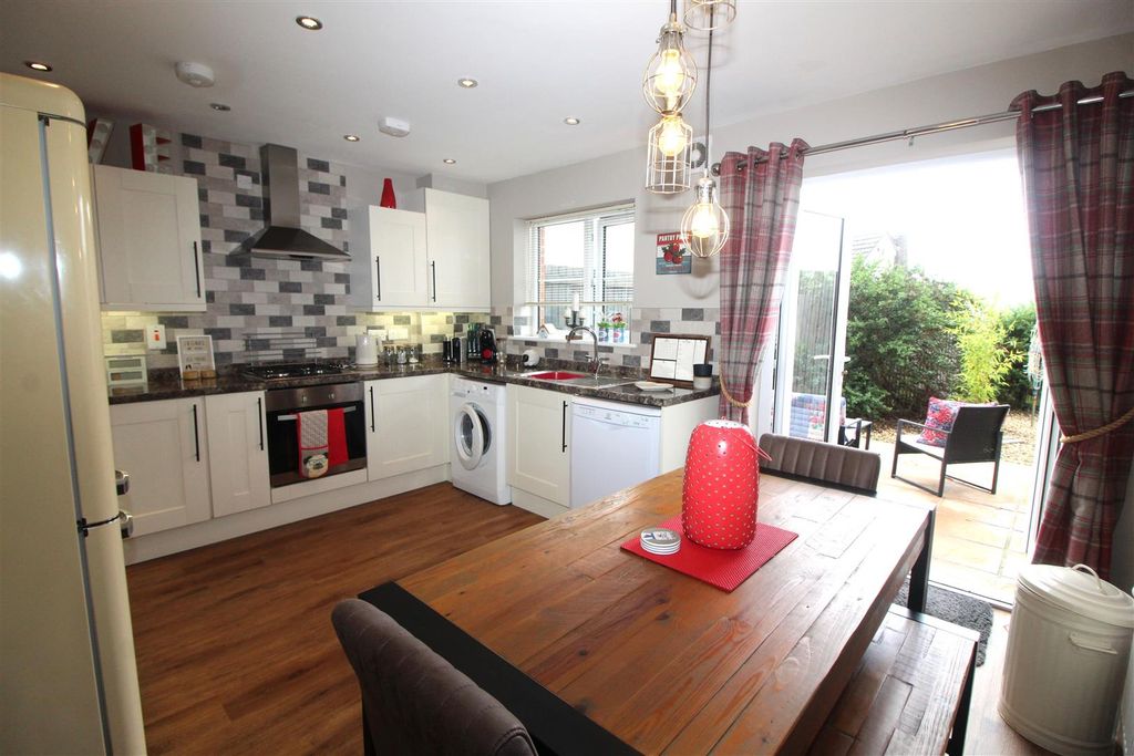 Property photo 2 of 25 Kitchen/Dining Room