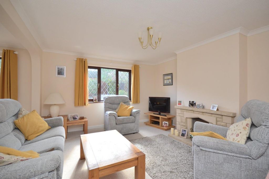 Property photo 2 of 15 L-Shaped Lounge/Diner