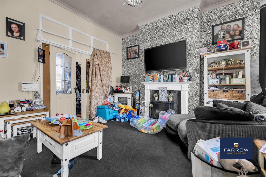 Property photo 3 of 18 Living Room