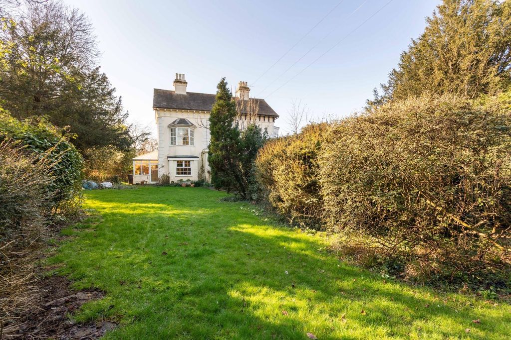 Property photo 3 of 16 75 London Road-3.Jpg